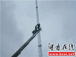 男子与女友吵架后爬上40米高避雷塔